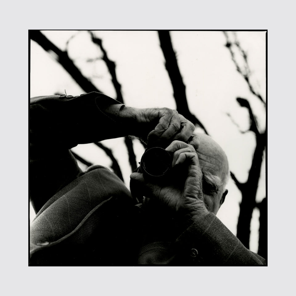 Tina Ruisinger (*1969) – Erich Lessing with camera, December 8th 2000 – Vintage Cameras & Lenses – Coeln Cameras