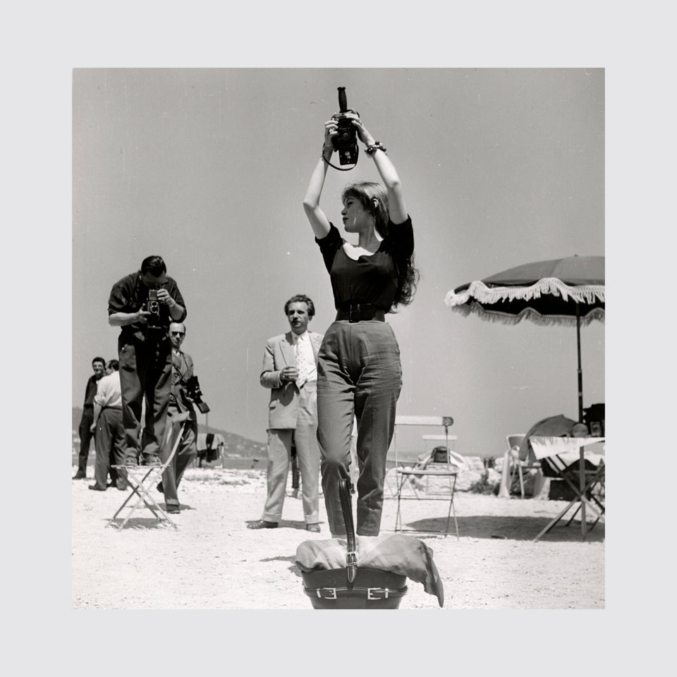Pierre Manciet (*1925) – Brigitte Bardot with a Rolleiflex camera, Cannes Film Festival 1955 – Vintage Cameras & Lenses – Coeln Cameras